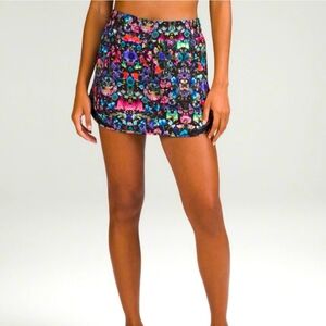 LULULEMON HOTTY HOT HR SKIRT SZ 8 IN GORGEOUS FLOWERSCOPE BLACK/MULTI🪻🌺🌼